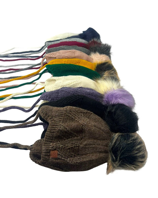 Căciulă Tricotată Cu Moț Si Snururi – Model Unisex Pentru Copii (Pret/Bucata) En-gross